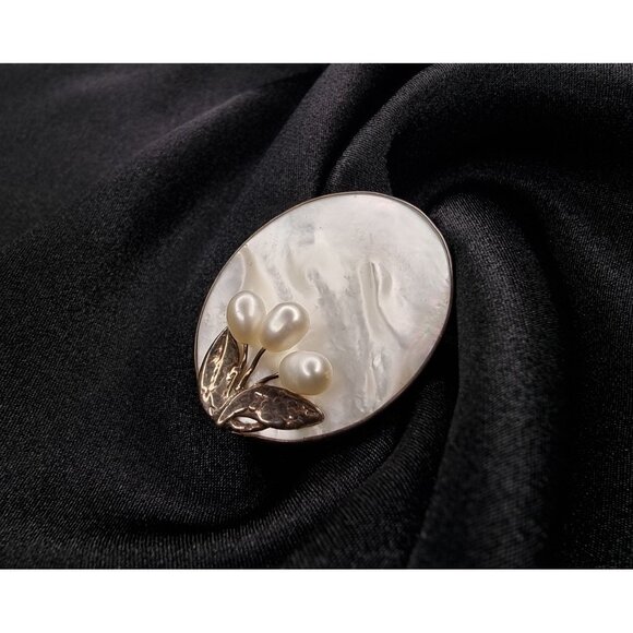 Rare Find Vintage Mother Of Pearl Brooch - Picture 1 of 5